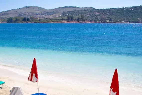 Saranda: hermosa playa blanca con aguas cristalinas