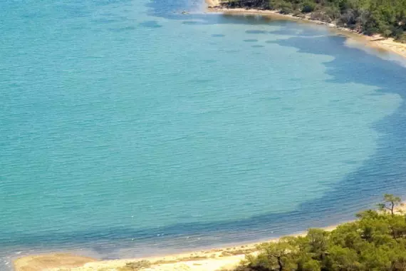 Vista aérea de una playa en Ayvalik, Turquía