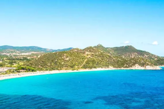 Vista de Villasimius, cerca de Cagliari en Cerdeña